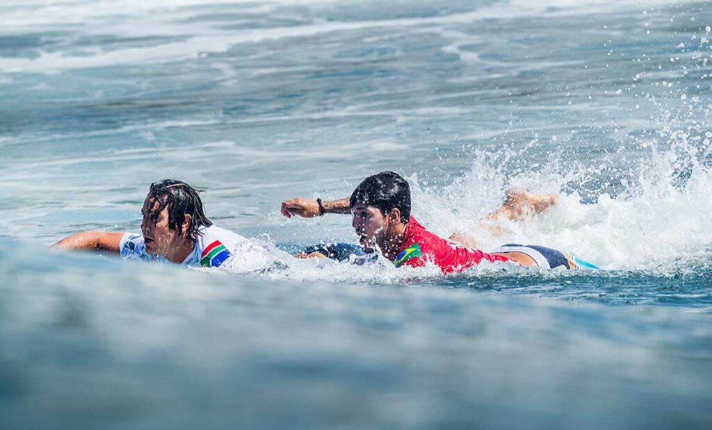 Battle à la rame à Teahupo'o Jeux Olympiques de Paris Smith Medina